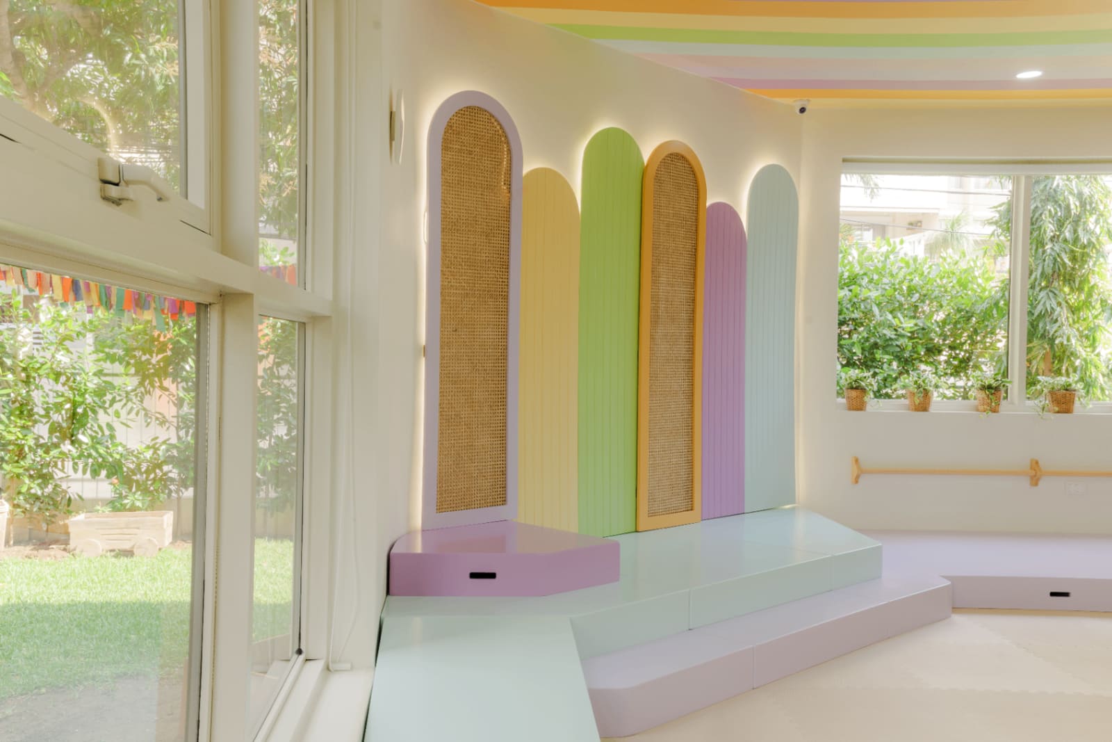 Amanda con su hijo en una habitación infantil diseñada con neuroarquitectura