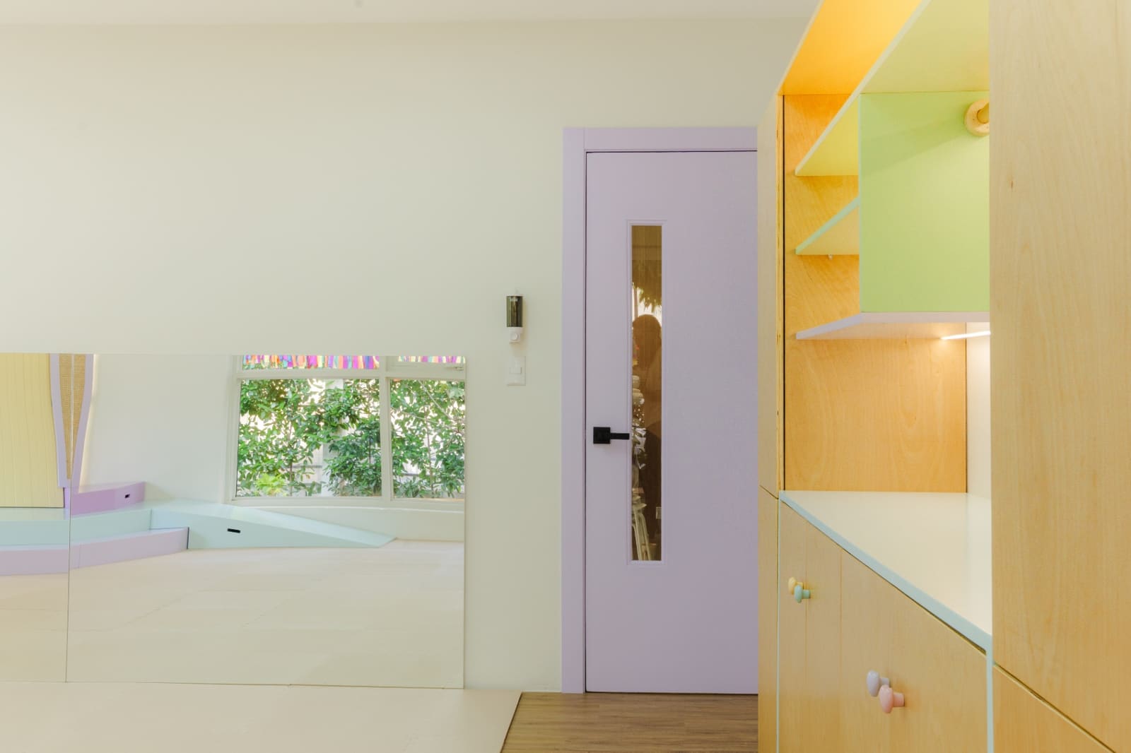 Amanda con su hijo en una habitación infantil diseñada con neuroarquitectura