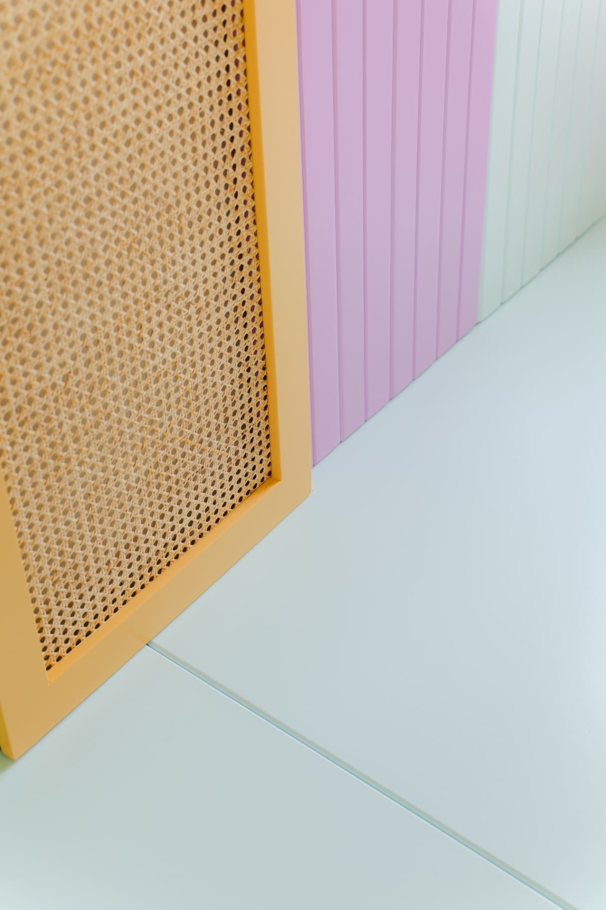 Amanda con su hijo en una habitación infantil diseñada con neuroarquitectura