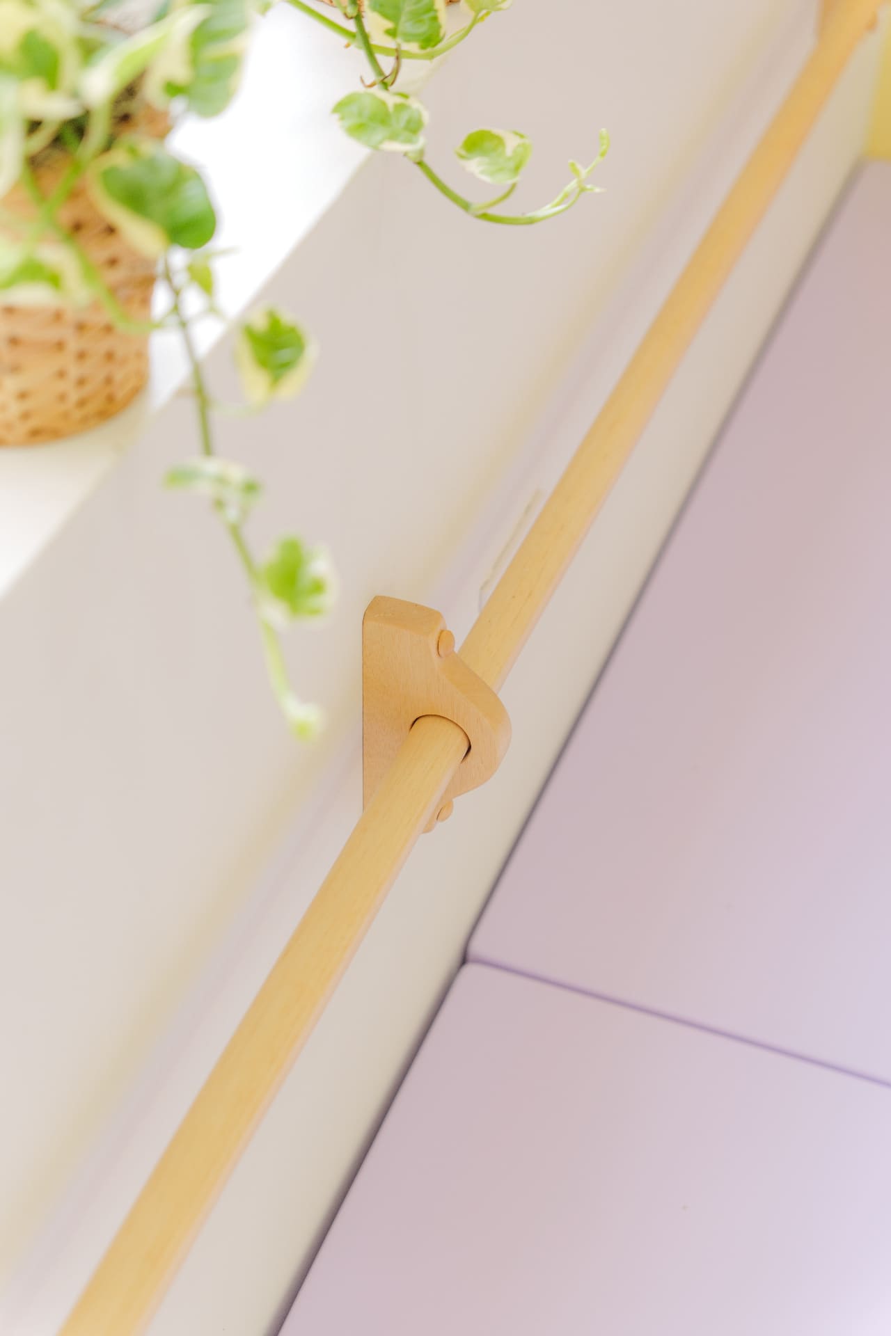 Amanda con su hijo en una habitación infantil diseñada con neuroarquitectura